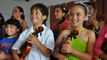 Niños y niñas de Rapa Nui aprendiendo a tocar violin