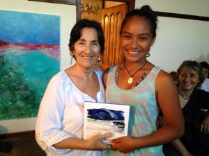 La autora entrega de regalo u libro a Maramarama Ika Velasco