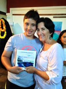 La autora regala un libro a Agustín Tuki Romero