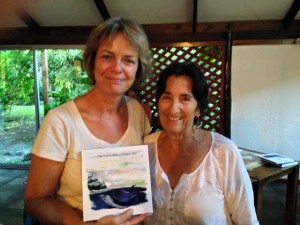La autora con Ulla Kannegiesser de la tienda de libros Pae Pae o Gallo