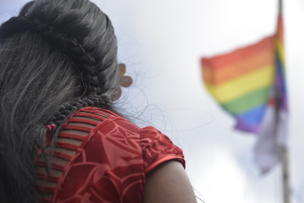Kahurea Pate Tuki pue la encargada de Izar la bandera LGBT